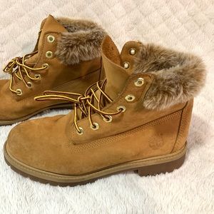 Women’s Brown Timberland Boots with Fur size 6.5